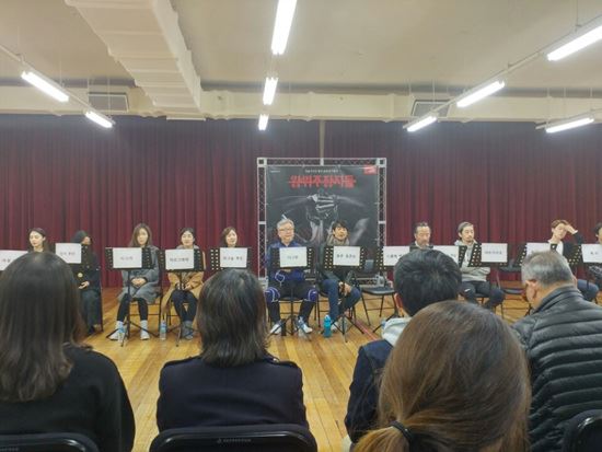 연극 낭독회에서 만난 23명의 출연진 <p class=